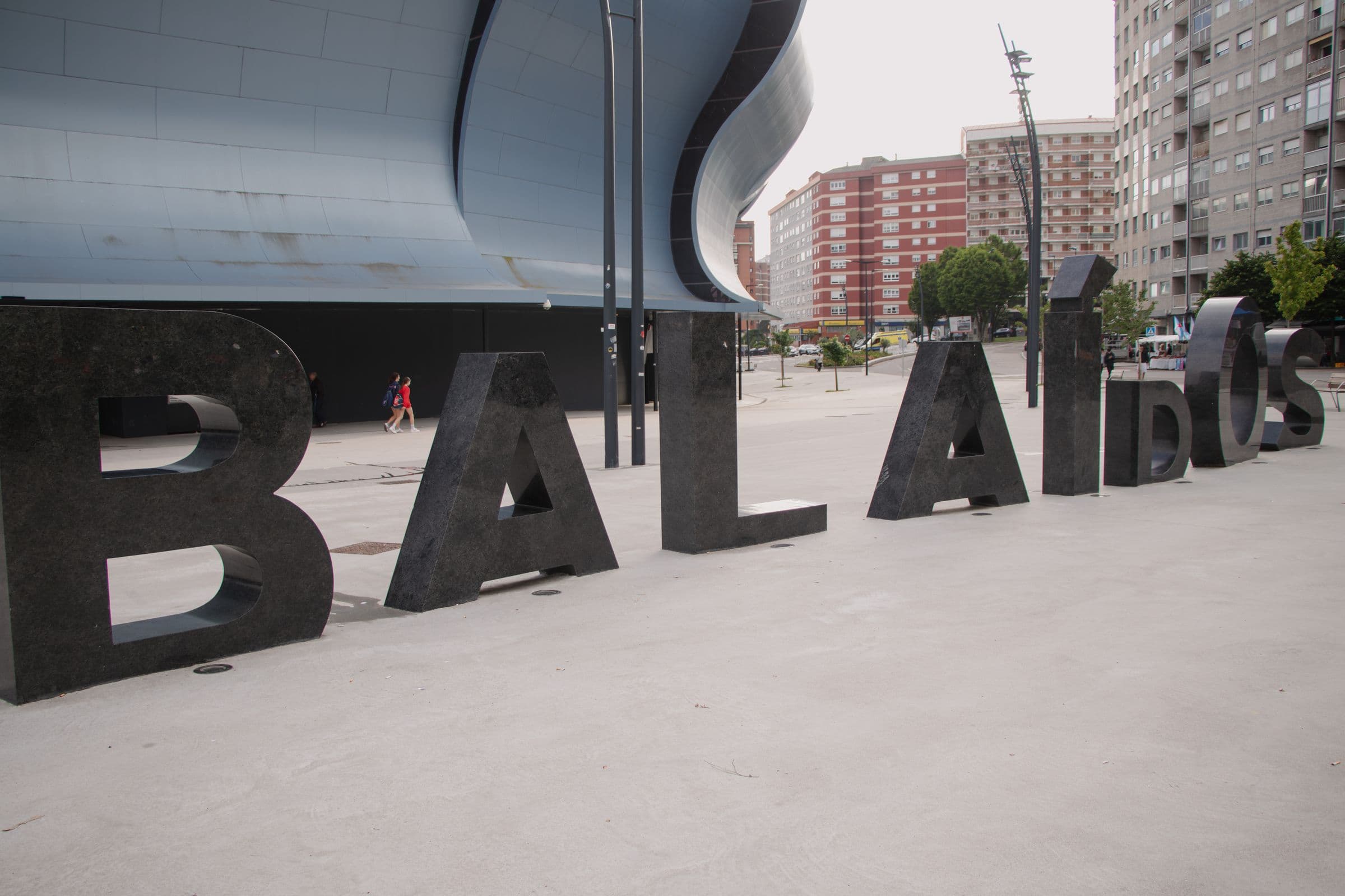 Letras de Balaídos junto a la entrada del estadio, en Vigo