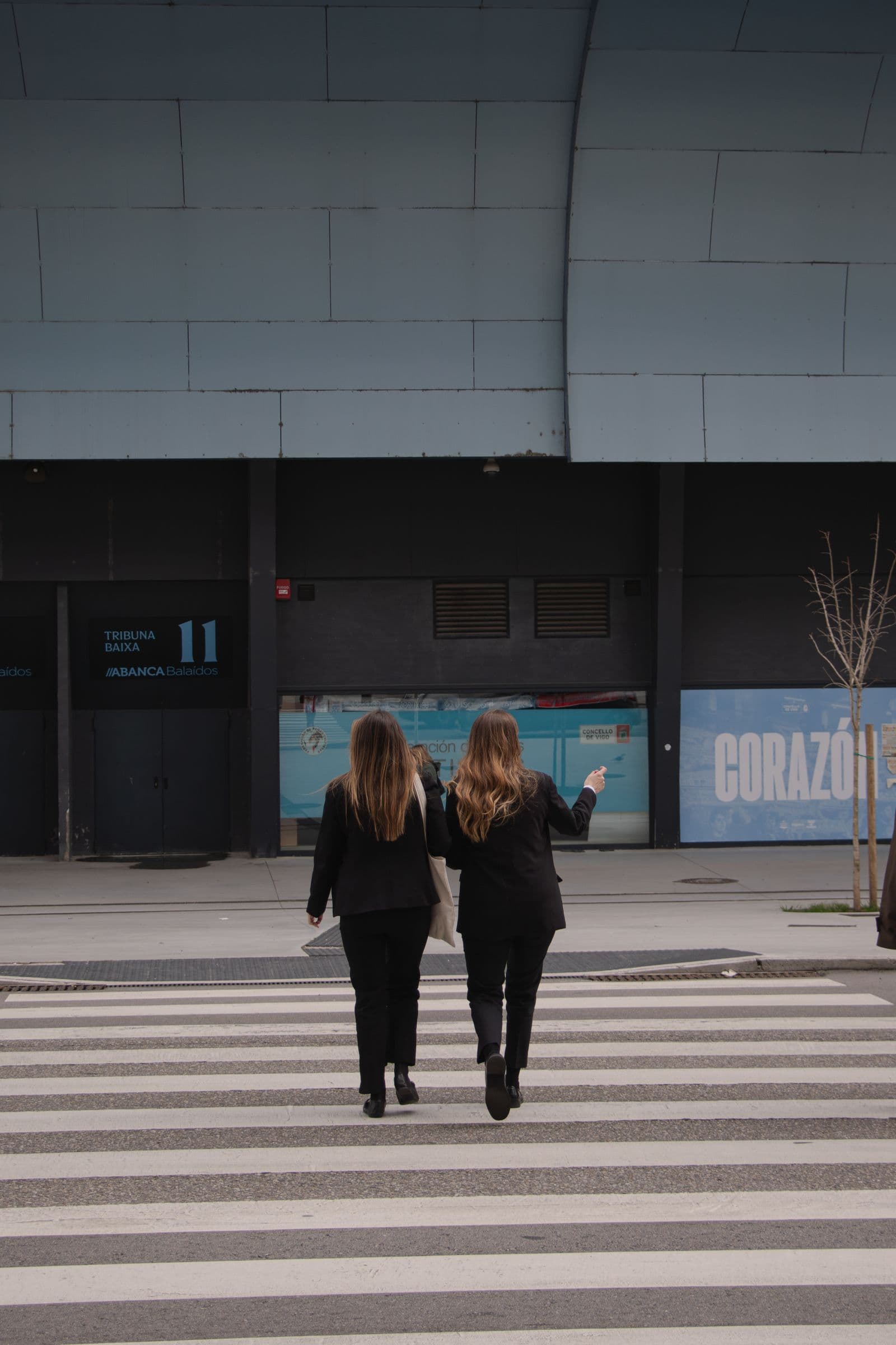 Dos azafatas de Aptia de camino a la puerta 11 de Balaídos